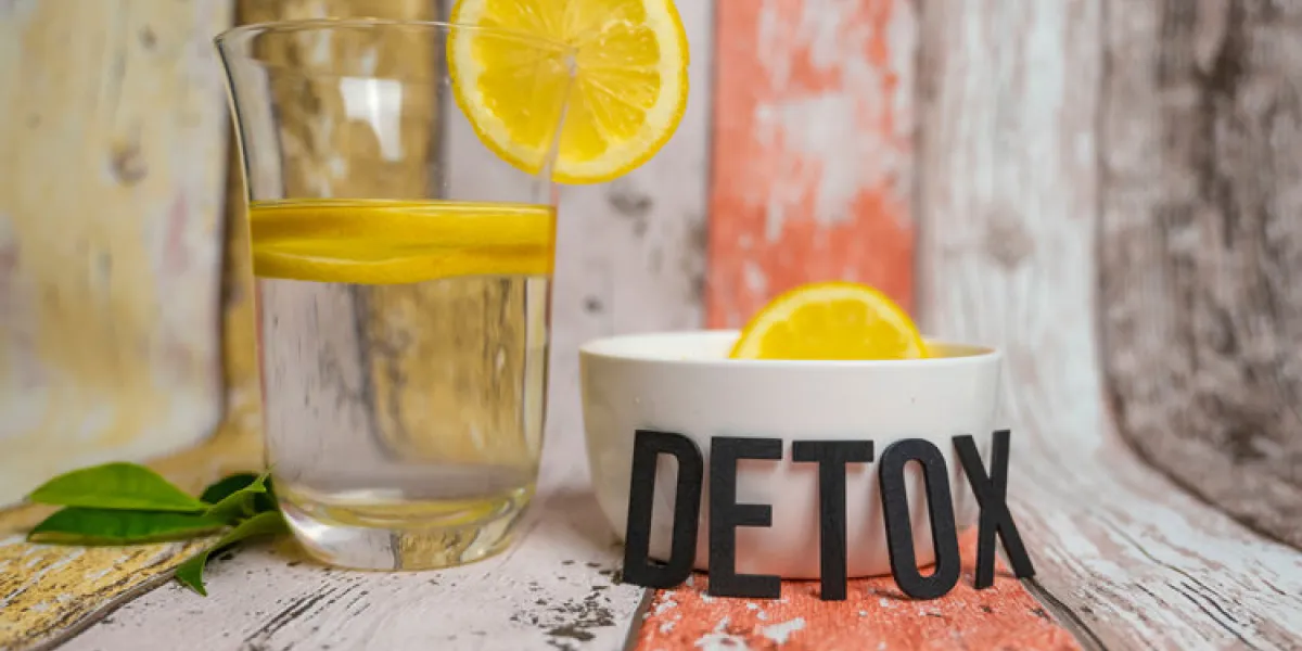 détox au citron dnas de l'eau écrit en lettres noires
