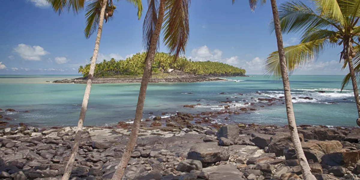 plage de l'île saint joseph en vue de l'île du diable