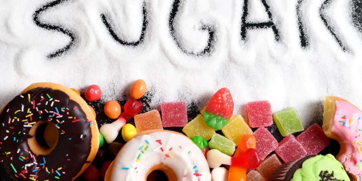 mélange de gâteaux sucrés, de beignets et de bonbons avec du sucre à tartiner et de texte écrit en nutrition malsaine, concept d'abus et d'addiction au chocolat, soins corporels et dentaires