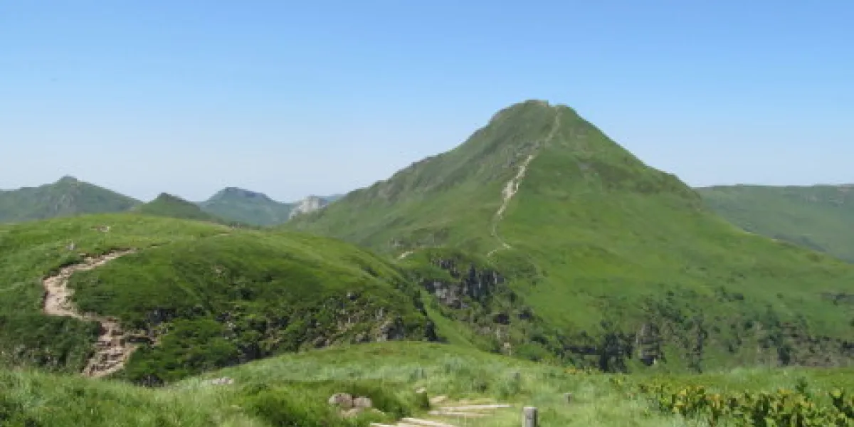 vue du puy mary depuis la brèche de roland cantal france vue du puy mary depuis la brèche de roland cantal france