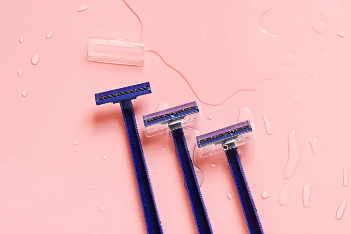 disposable razors in waterdrops