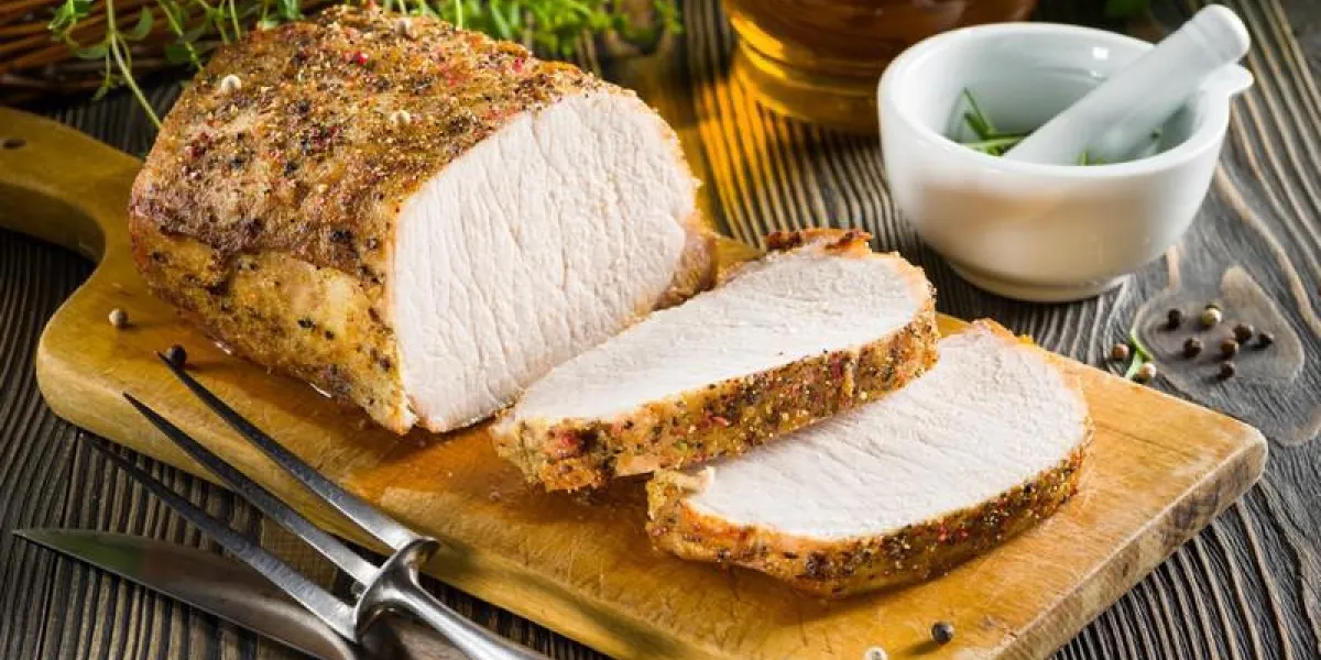 longe de porc rôtie sur la table en bois longe de porc rôtie sur la table en bois