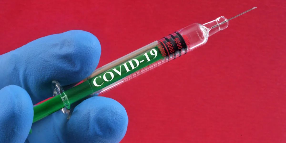 concept de vaccin contre le covid-19 avec une seringue sur fond rouge concept de vaccin contre le covid-19 avec une seringue sur fond rouge