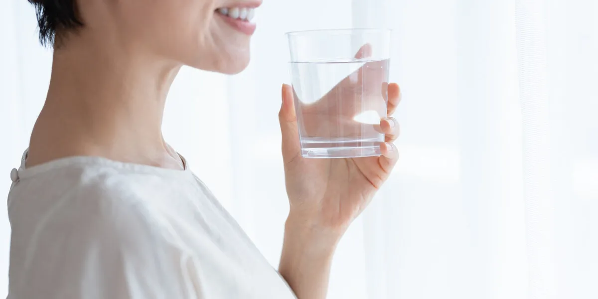 水を飲むミドル女性(健康・ヘルスケア・熱中 水を飲むミドル女性(健康・ヘルスケア・熱中