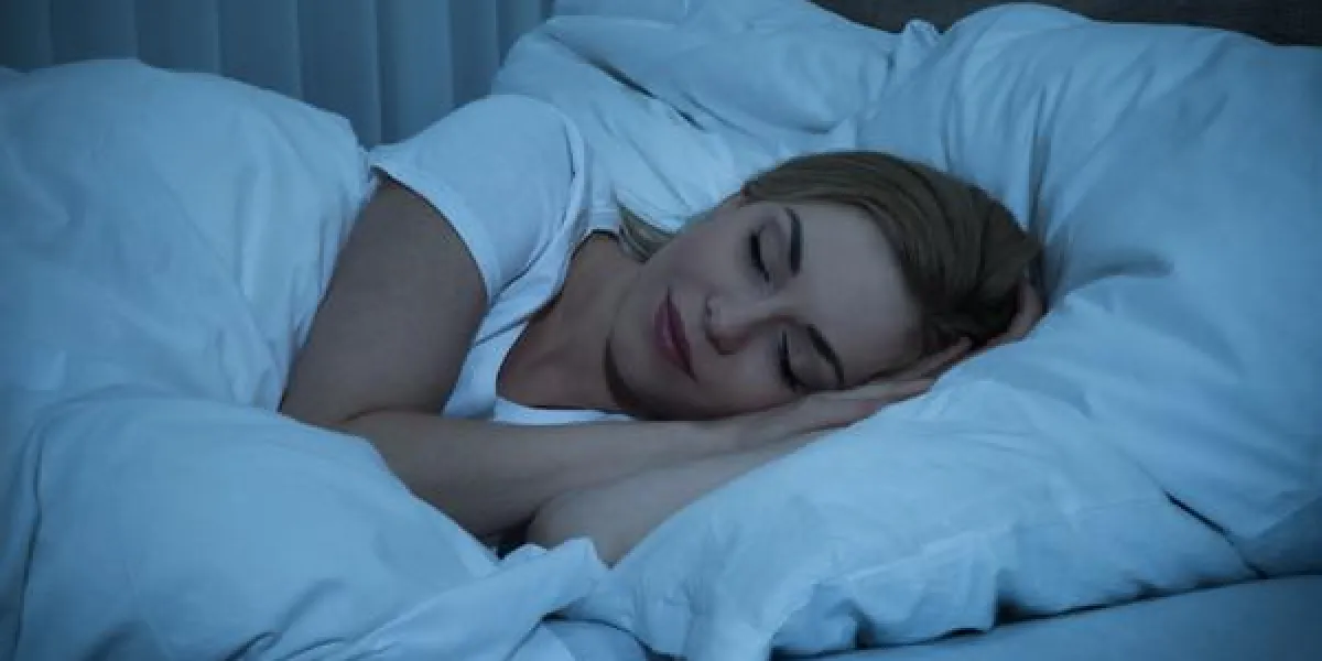 jeune femme avec couverture dormir la nuit dans son lit jeune femme avec couverture dormir la nuit dans son lit