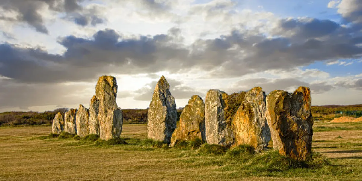 prise de vue des menhirs de lagajtar à camaret-sur-mer, à la pointe de pen-hir, qui regroupe 87 pierres dont les plus hautes mesurent environ 3 mètres, au zoom 18 135, 100 iso, f 10, 1 200 seconde