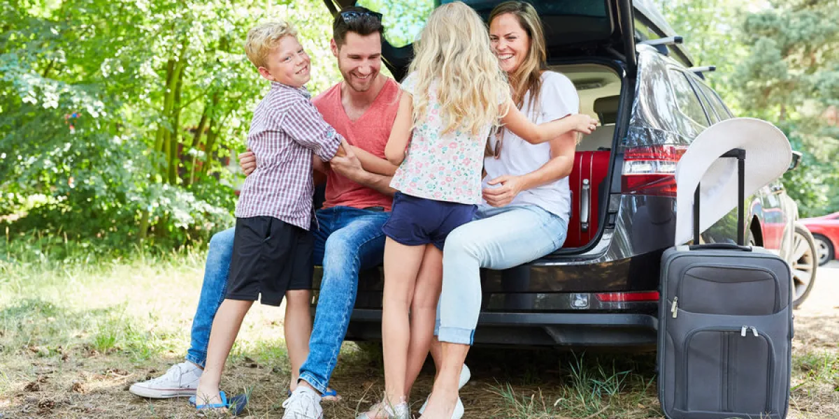 familie mit kinder im auto macht eine rast oder freut sich auf den sommerurlaub familie mit kinder im auto macht eine rast oder freut sich auf den sommerurlaub