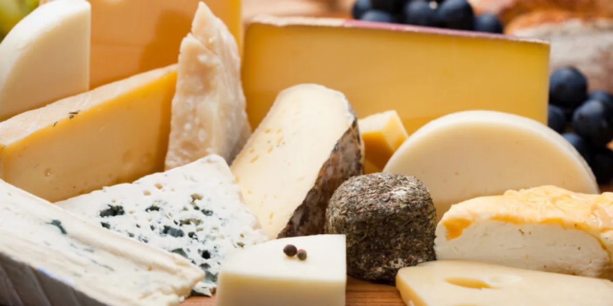 assortiment et plaeau de fromage assortiment et plaeau de fromage
