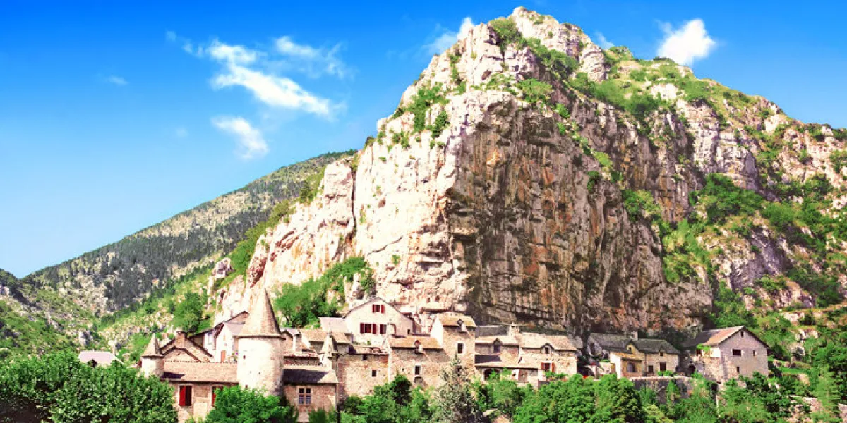 la malène is a french commune located in the department of lozère and the region of occitanie it is part of the cevennes national park the houses are built under the cliff, near the river