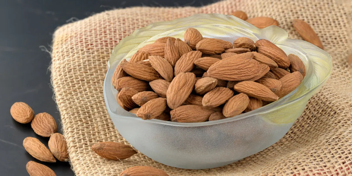amandes décortiquées dans une coupelle en verre