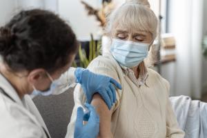 medecin vaccination femme