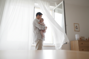 Perspective en contre-plongée, regardant vers une fenêtre ouverte dans une chambre d'enfant aérée. U
