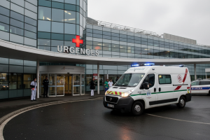 .image d'une ambulance qui arrive devant un hopital aux urgences