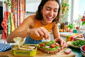 Prompt 1: Une illustration vibrante et réaliste montrant une jeune femme souriante, pleine de vitali