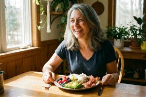 Prompt 1: Une illustration d'une personne souriante, d'âge moyen, assise à une table de cuisine lumi