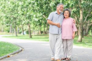 homme femme marchant ensemble