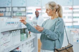 femme dans pharmacie
