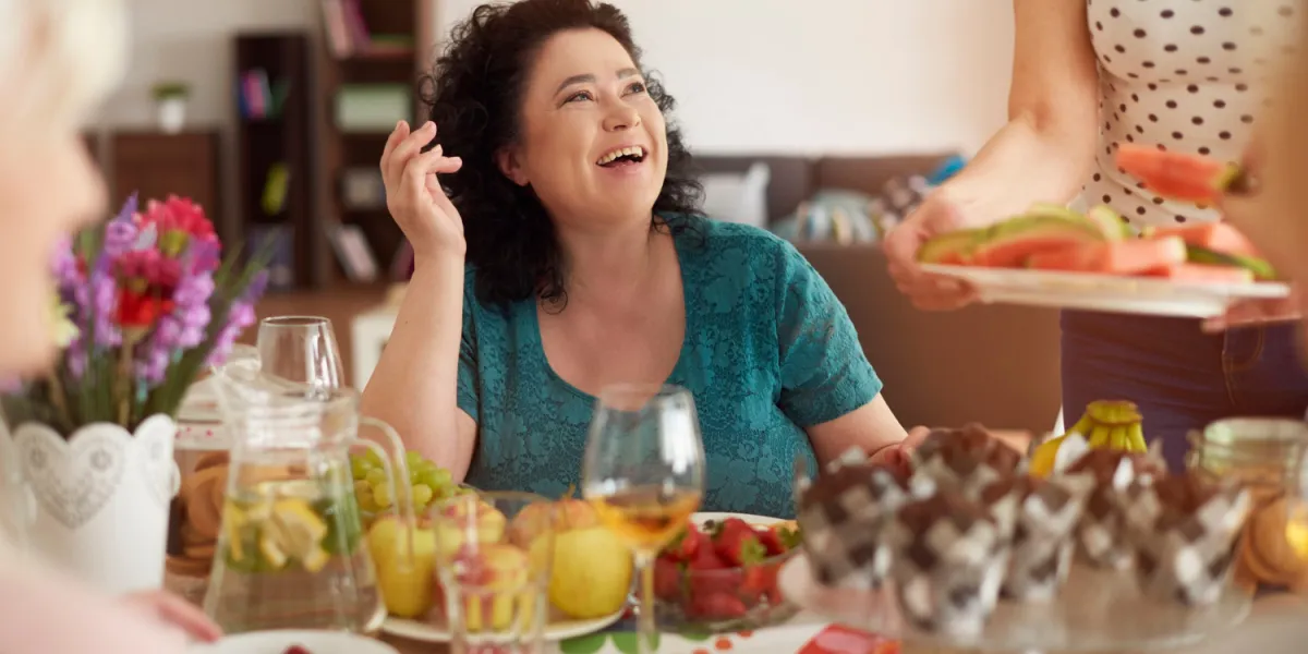 femmes rire repas a table