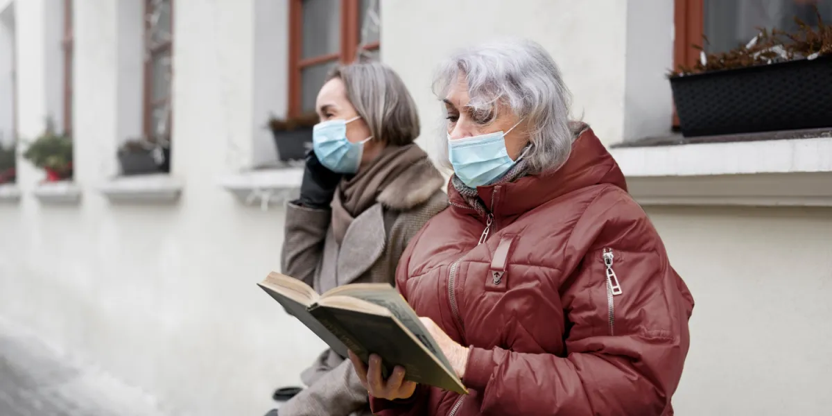 femmes senior masqué