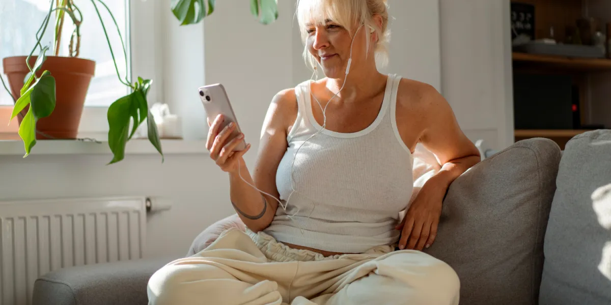 femme sur canapé détendu