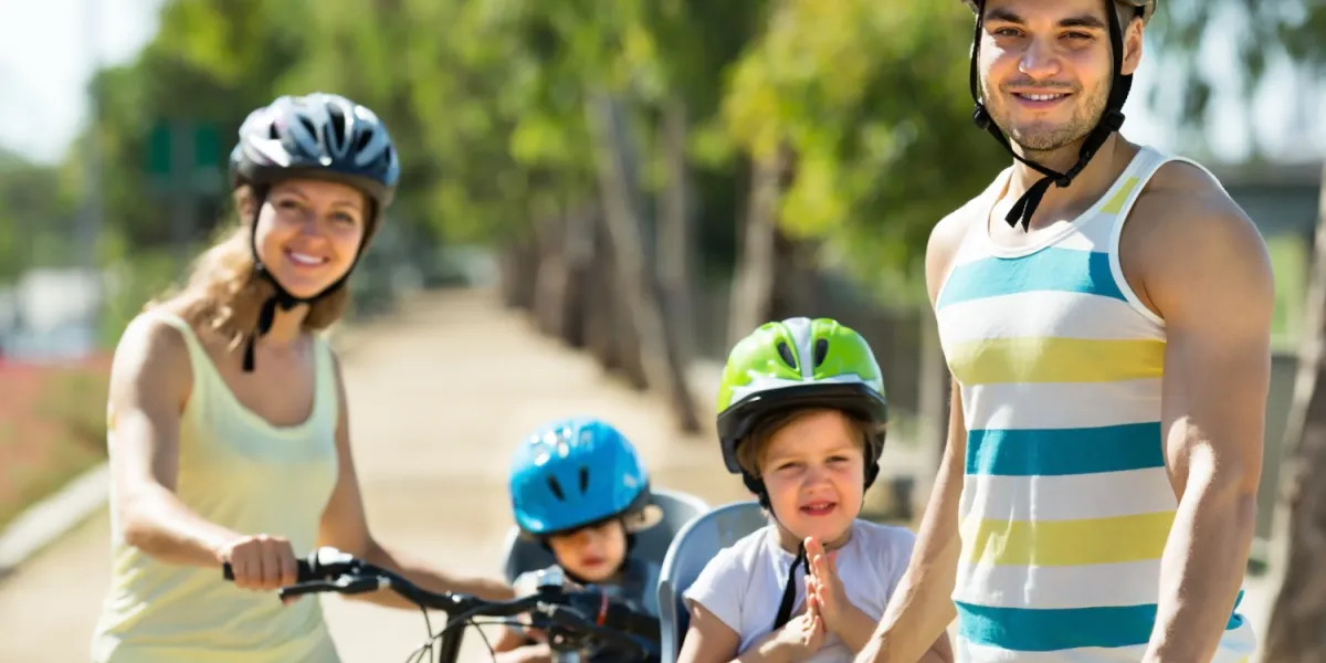 famille velo casque