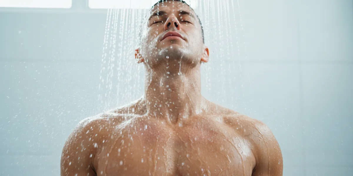 Plan moyen en contre-plongée, montrant la partie supérieure du corps d'une personne forte et saine, 