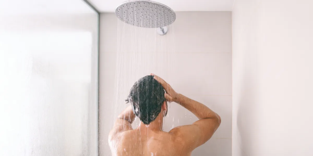 homme sous la douche