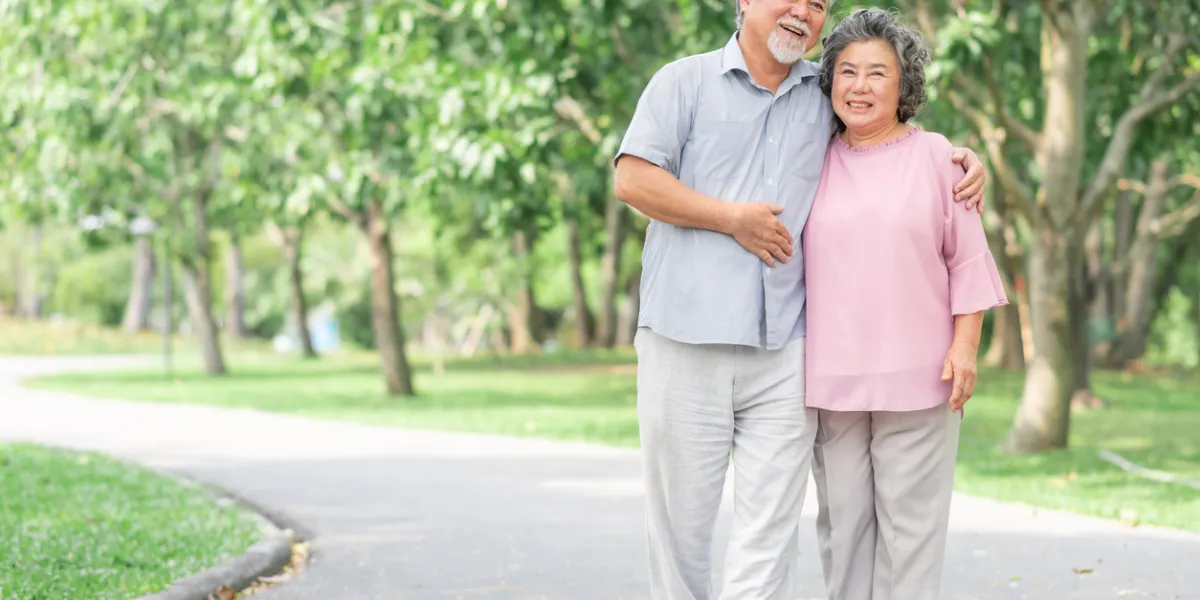 homme femme marchant ensemble