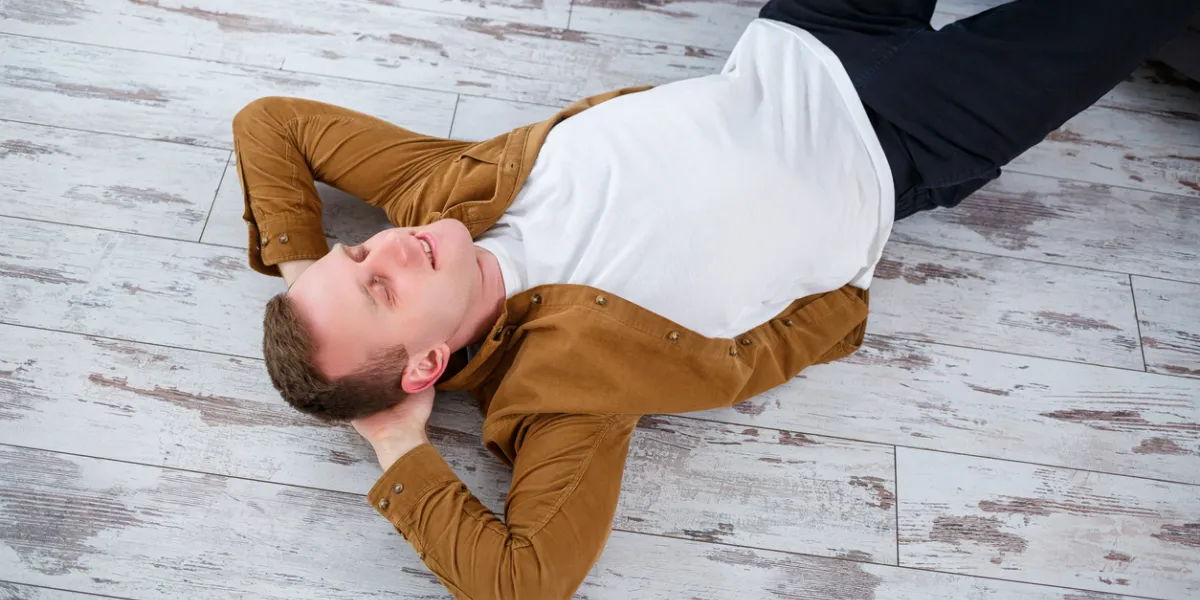 homme couché sur le sol