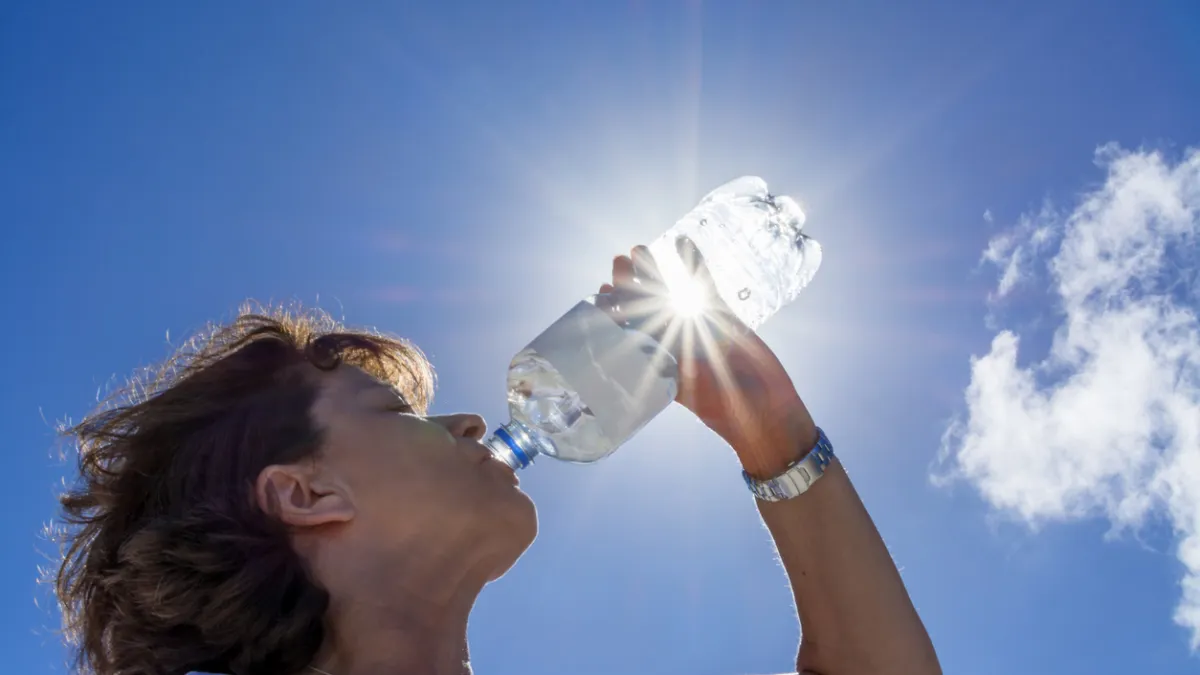 femme buvant de l'eau