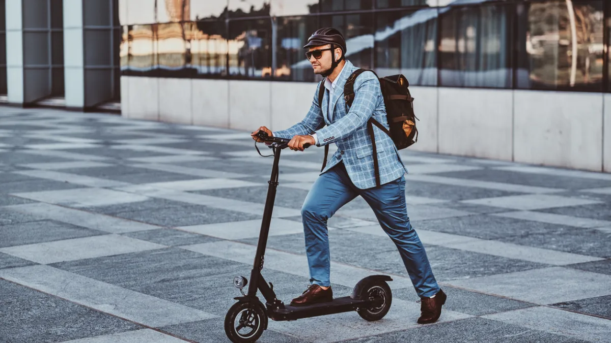 homme trotinette
