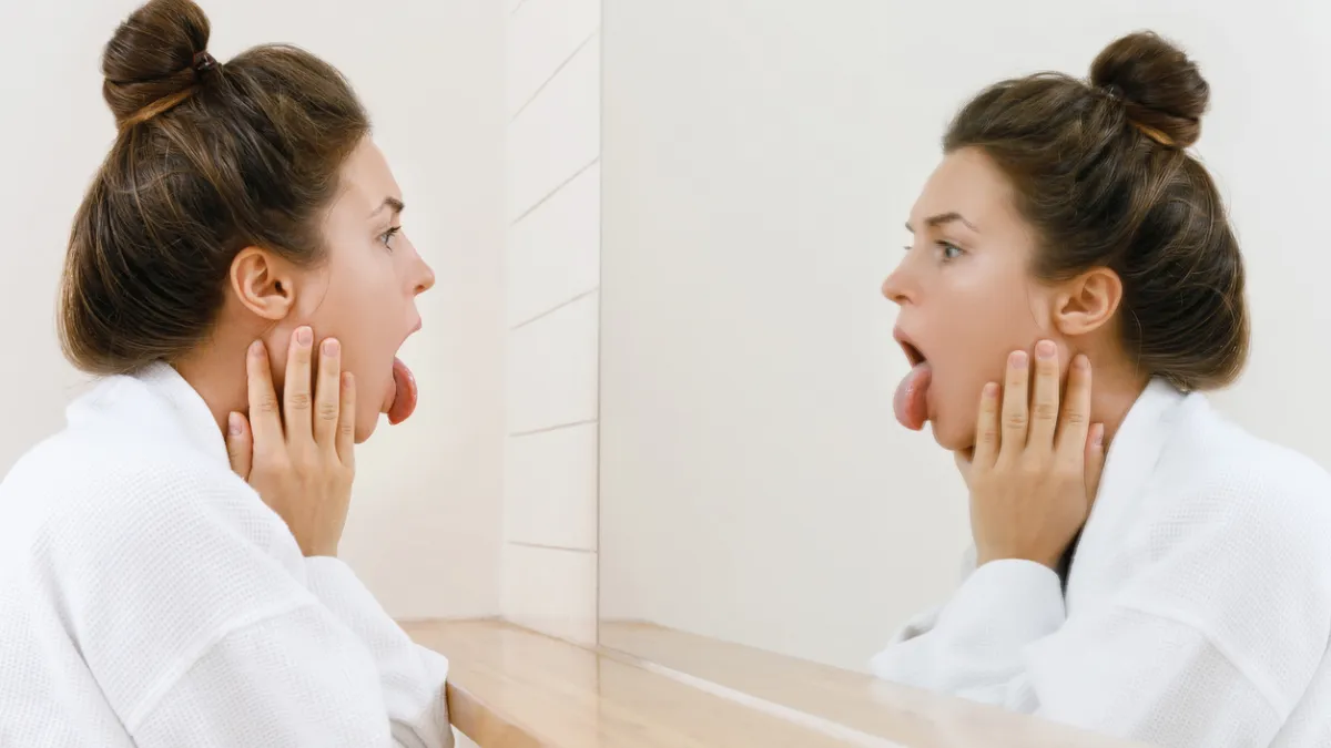 femme tirant la langue