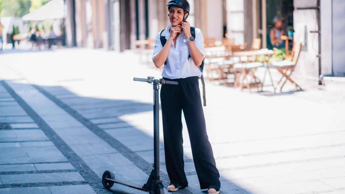 femme trotinette 