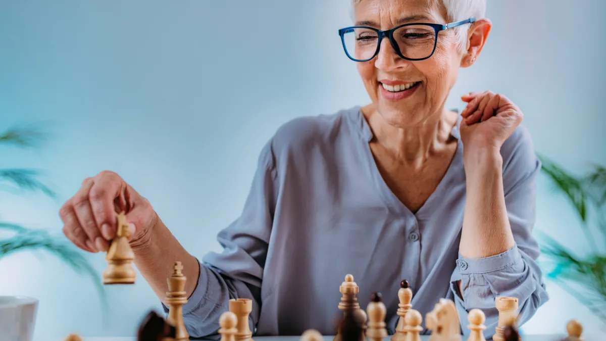 femme jouant aux echecs