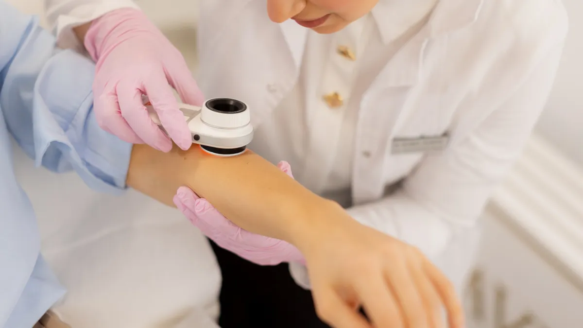 pharmacien utilisant un dermatoscope