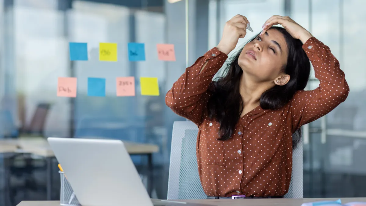 femme fatigue visuelle
