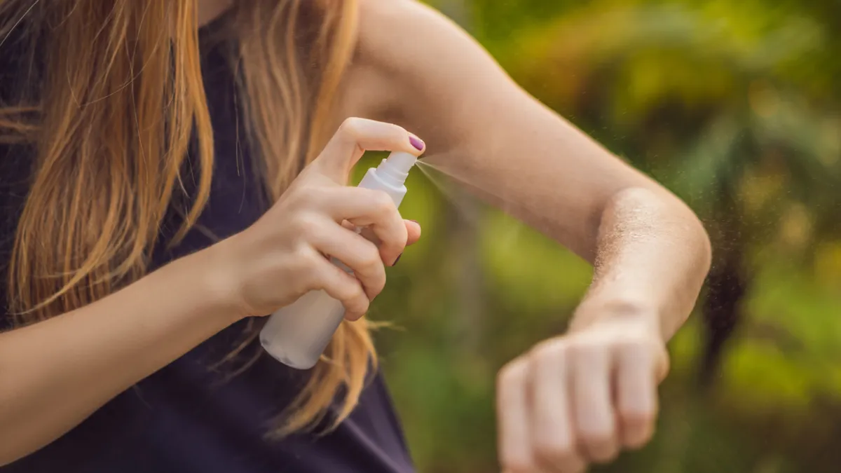 moustique et spray