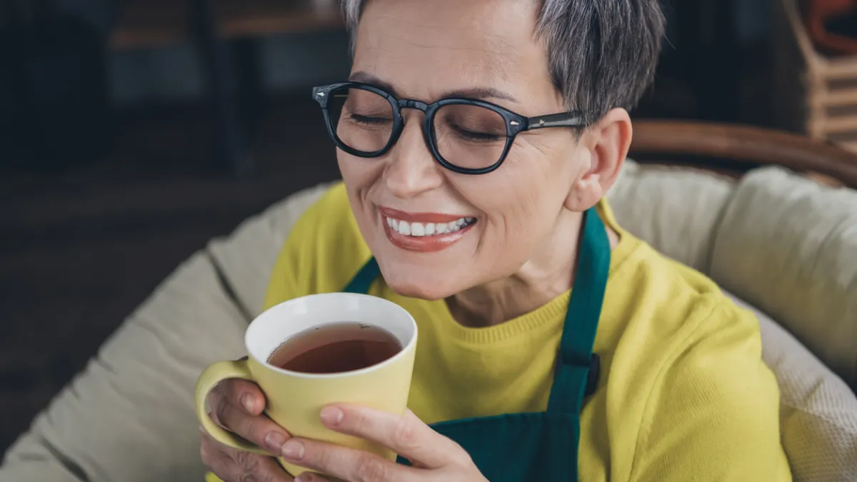 femme buvant son café