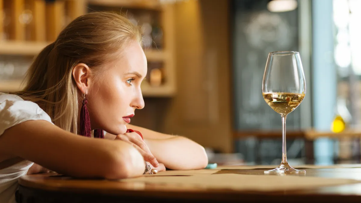 femme verre alcool