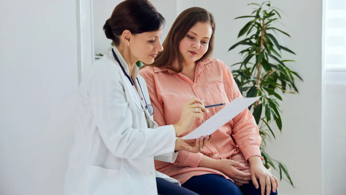 médecin montrant des résultats d'analyse à un patien