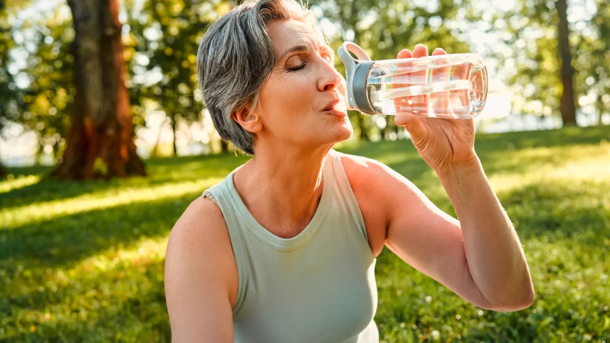 femme qui s'hydrate