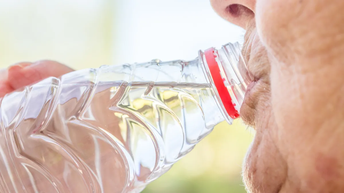 personne agée buvant de l'eau