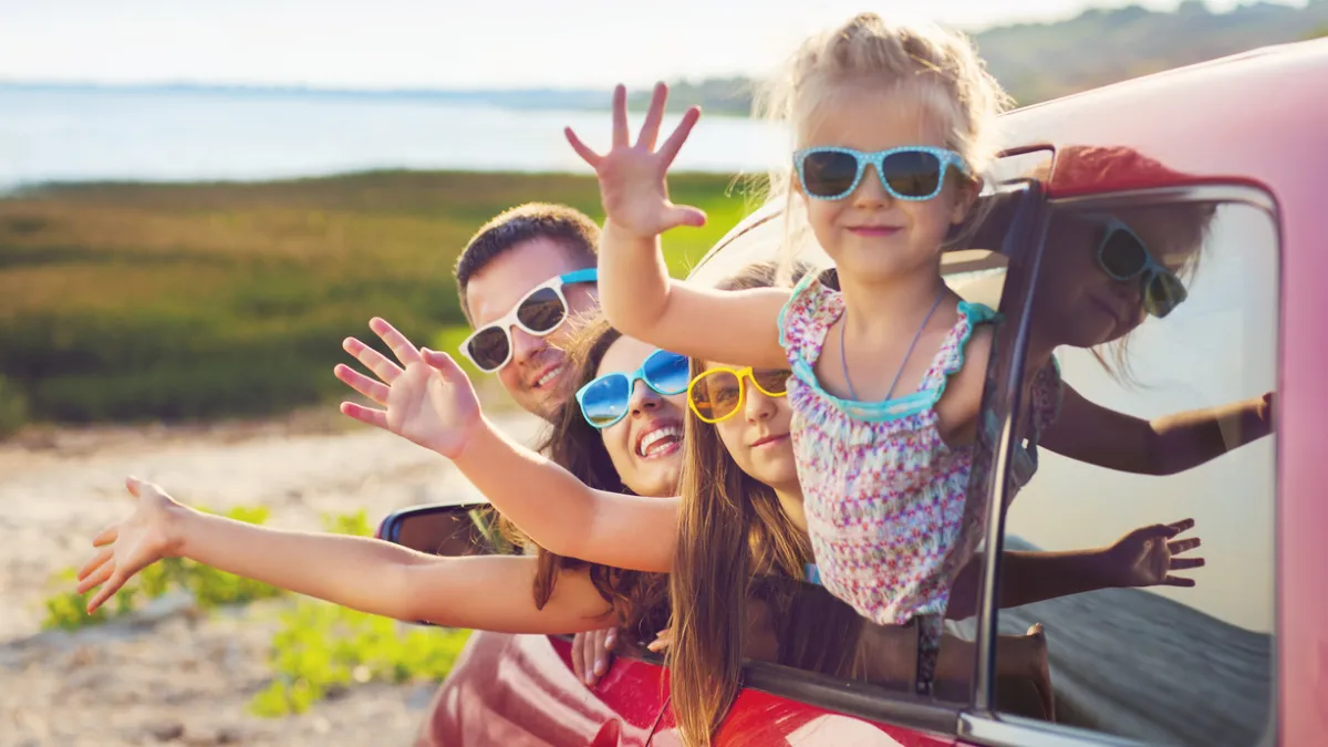 famille  en vacances voiture