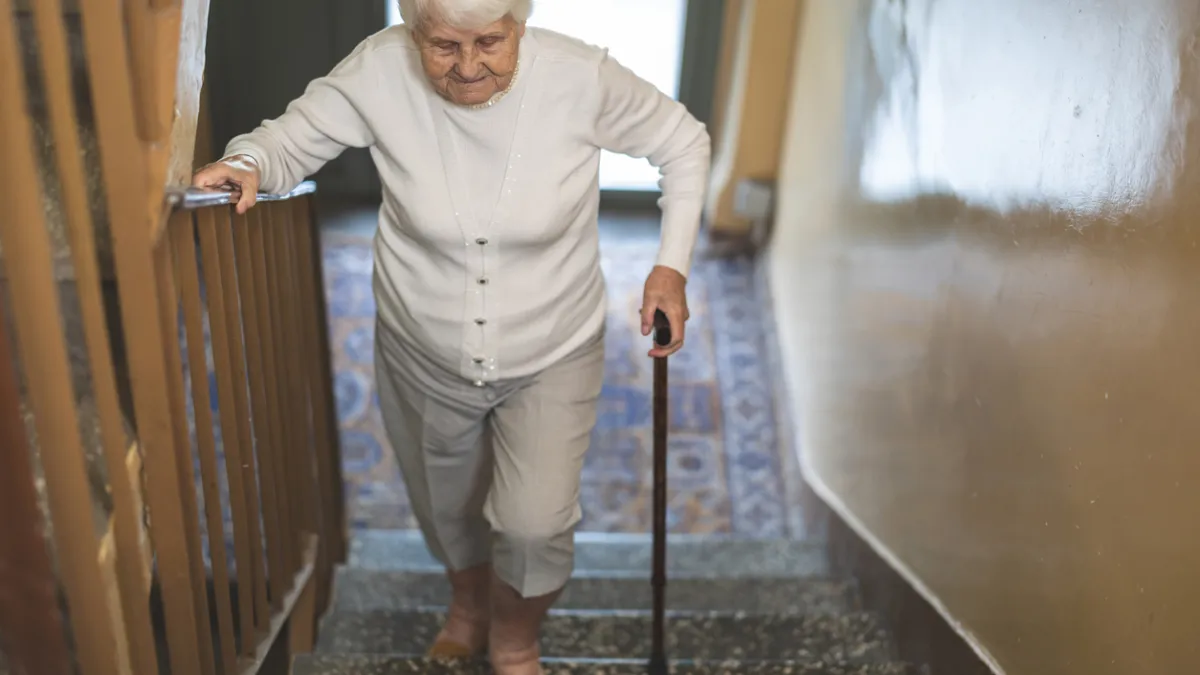 femme escalier