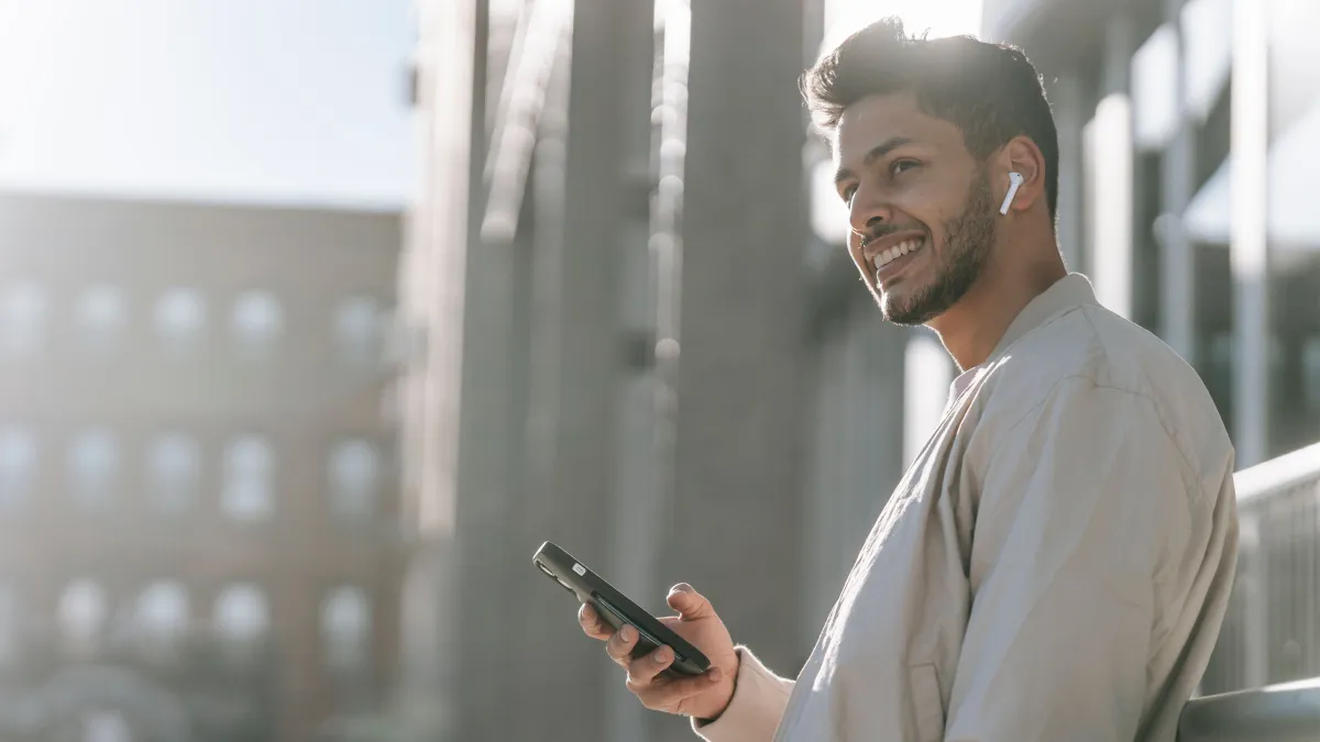 homme avec telephone
