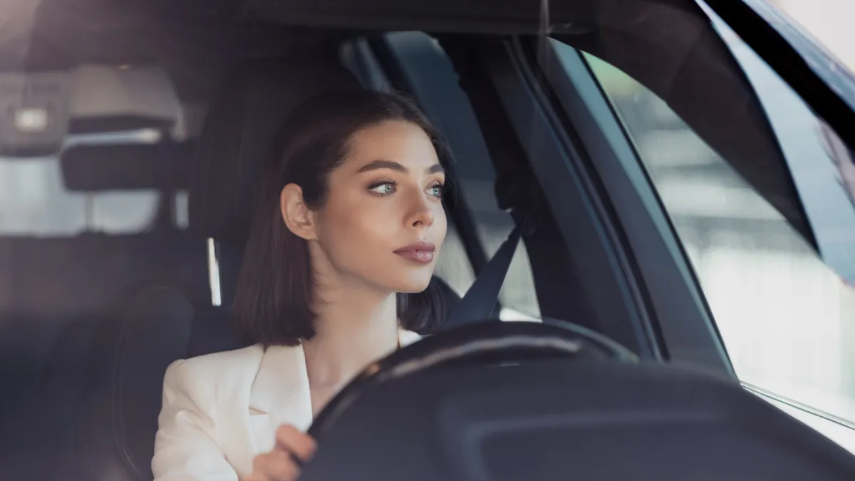 femme au volant de sa voiture