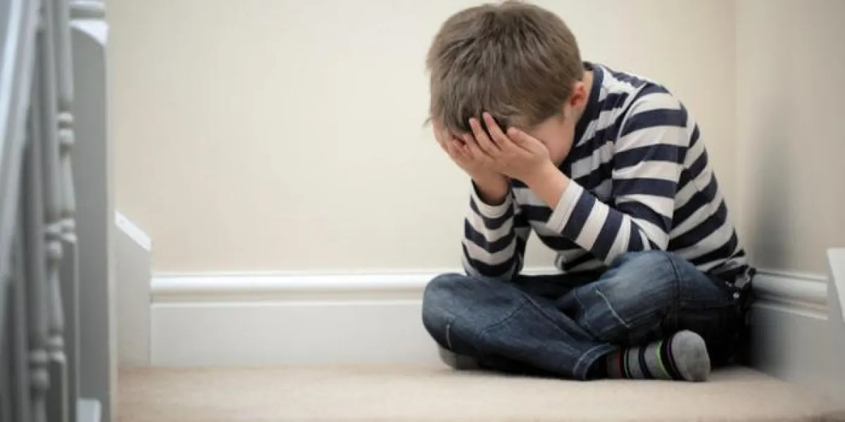 bouleversé enfant problème avec la tête dans les mains, assis sur le concept d'escalier pour le harcèlement de l'enfance, le stress de la dépression ou la frustration