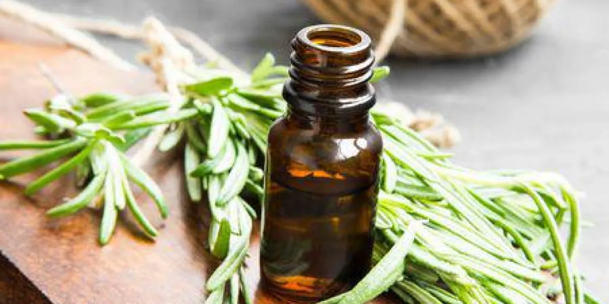 bouteille d'huile essentielle de romarin herbe sur planche de bois avec bouquet de fines herbes de romarin bouteille d'huile essentielle de romarin herbe sur planche de bois avec bouquet de fines herbes de romarin