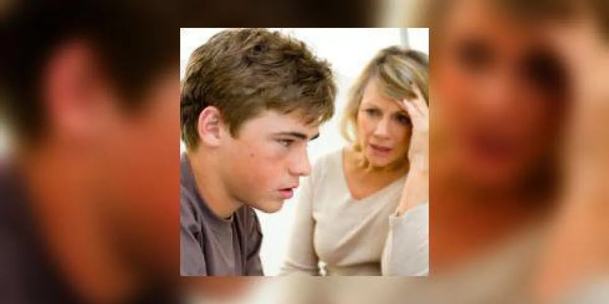 adolescent à l'écoute de la mère parle
