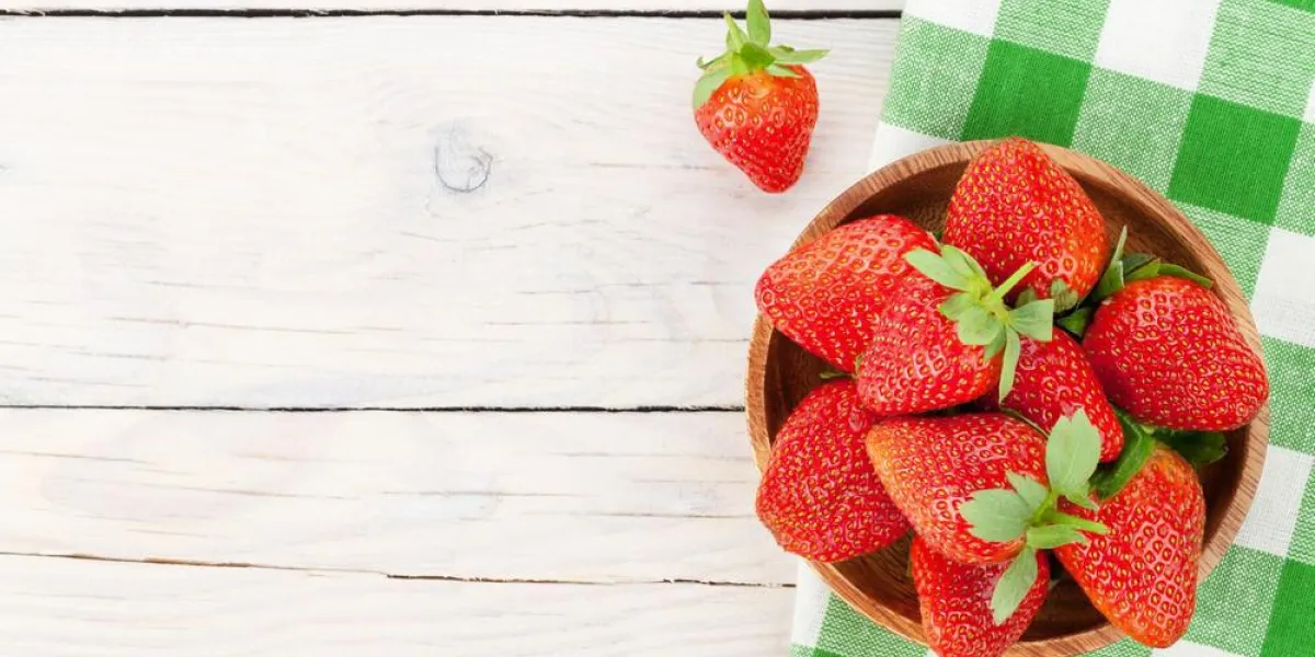 fraise mûre fraîche dans un bol sur le fond de la table en bois vue de dessus avec l'espace copie fraise mûre fraîche dans un bol sur le fond de la table en bois vue de dessus avec l'espace copie